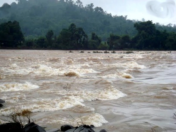 తుంగభద్ర నది ఉరకలెత్తుతోంది.. నదీతీర గ్రామాలకు హెచ్చరిక..