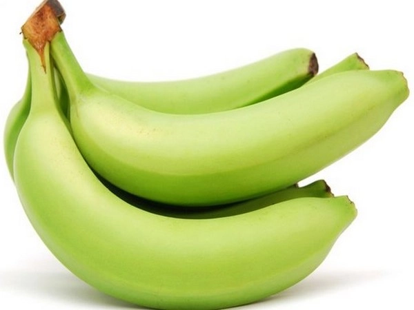 कब्ज आणि मधुमेहाच्या रुग्णांसाठी कच्ची केळी आहे फायदेशीर