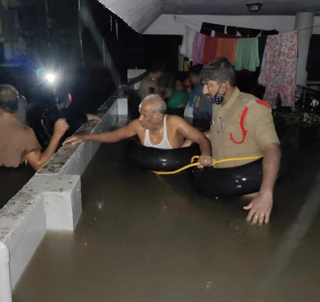 હૈદરાબાદમાં વરસાદથી હાહાકાર, રસ્તા પર પૂર, અનેક વિસ્તારો પાણીમાં ડૂબ્યા, 11 લોકોના મોત