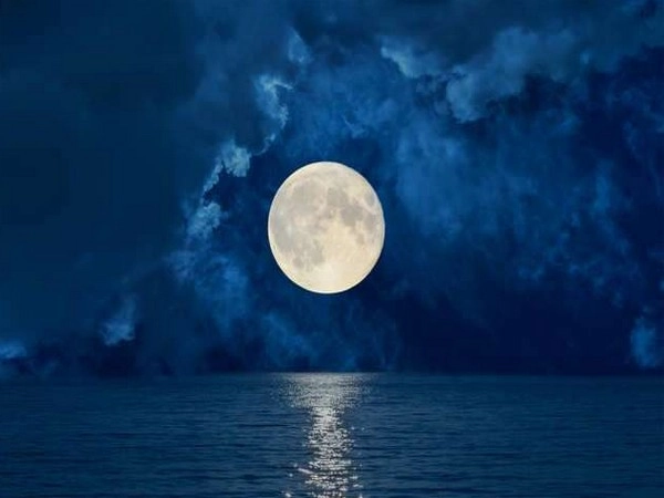 चांद पर कविताएं : आओ चांद से बातें करें