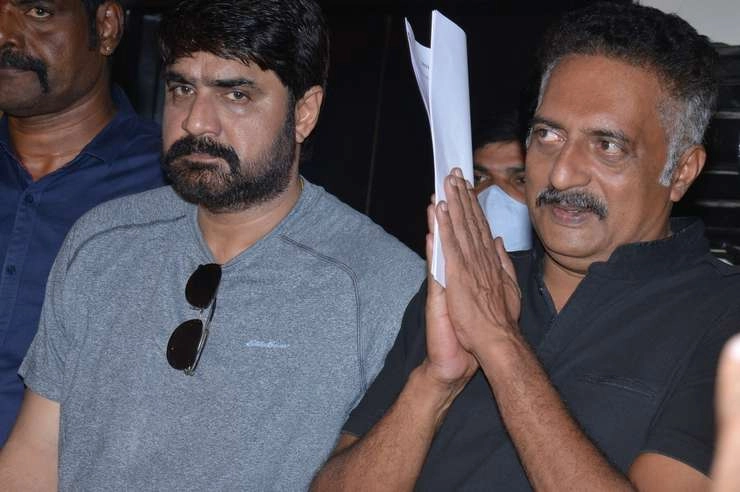 'మా' ఎన్నికల్లో తొలి ఫలితం: ప్రకాశ్ రాజ్ వర్గంలో ఆనందోత్సాహాలు