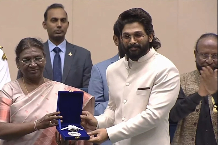 69th National Film Award receiveng from  President Draupadi Murmu