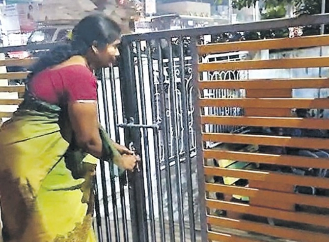 woman lock police gate
