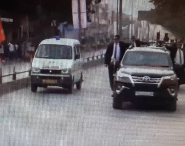 PM Put aside his convoy and make way for the ambulance