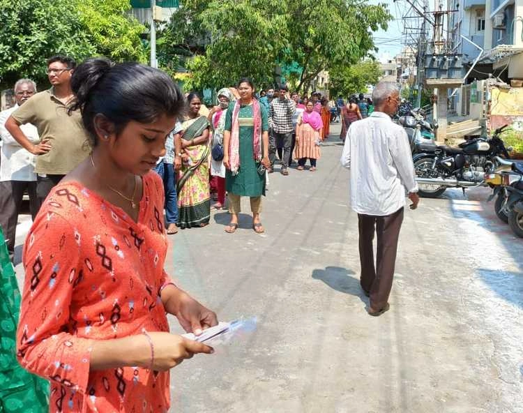Voters long que at vijayawada central assembly constituency polling booths