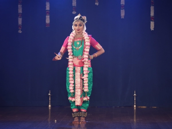 Bharatanatyam Arangetram by NRI Twins