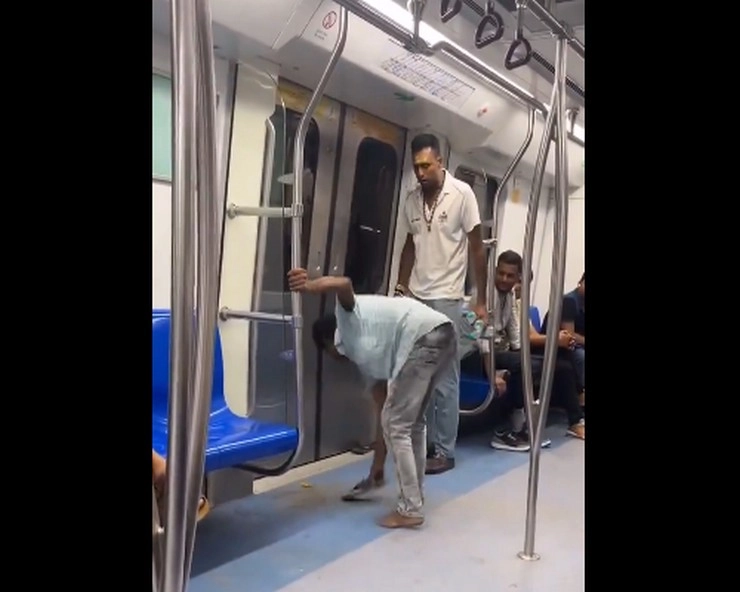 delhi metro slipper attack