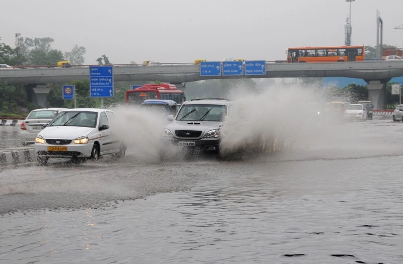 Water-logging, traffic jams, heavy rain forces Delhi to taste Mumbai monsoon life
