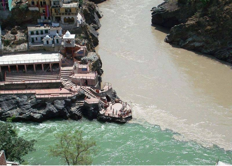 Ganges : The sacred river which flows between its multitudes