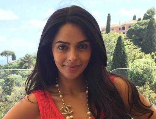 Mallika Sherawat attacked by thieves in Paris