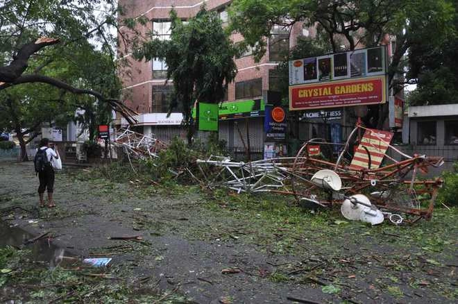 Cyclone 'Vardah' makes landfall, 10 killed in TN