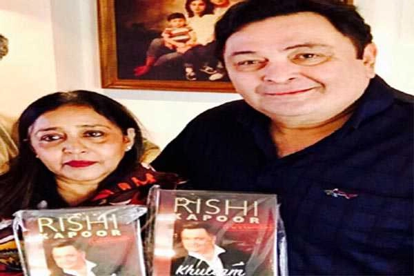 Rishi Kapoor receives first copy of his autobiography ‘Khullam Khulla Pyaar Karein’