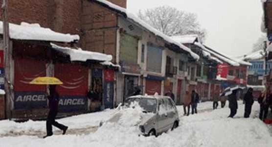 Fresh snowfall on Kashmir highway, decision to allow traffic later