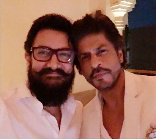 SRK captured a selfie with Aamir in 25 years