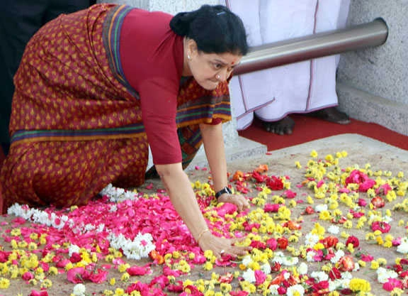 Sasikala takes emotional vow at Jaya's memorial, heads to Bengaluru to surrender