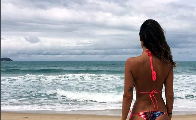 Cute chic Bruna chilling out at sea beach (8 pics)