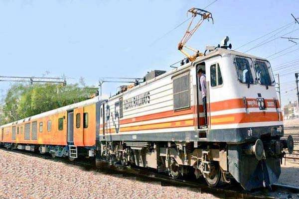 Tejas Express takes first trip between Mumbai and Goa