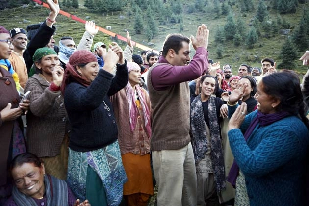 Salman Khan Danced with commoners in Manali