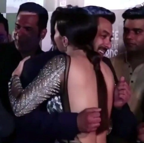 A half hearted hug from Salman, as her dress was backless