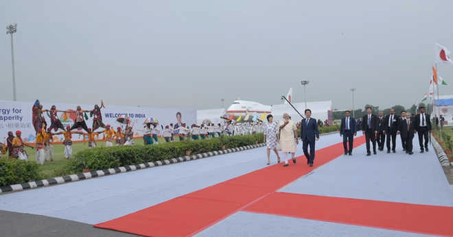 Red carpet welcome accorded, Japanese PM joins Modi for roadshow