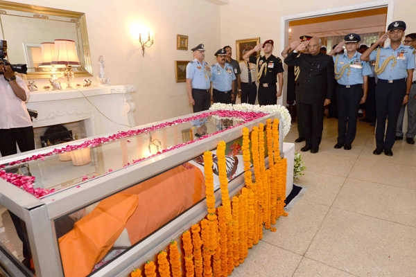 Prez, Defence Min pay respects to Marshal of IAF Arjan Singh at his residence