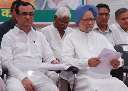 Ex-PM Manmohan Singh shares stage with 1984 riots accused Sajjan Kumar