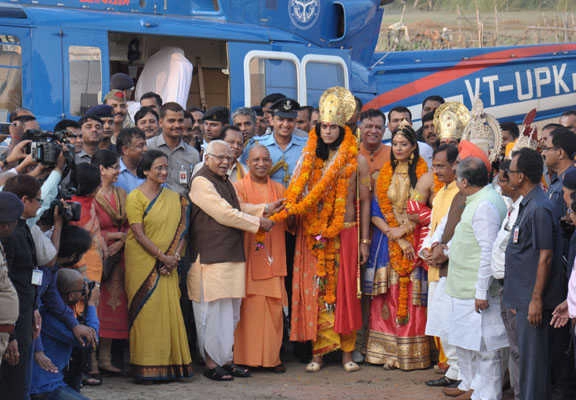 Ram and Sita reached Ayodhya in chopper, CM Yogi recieved the duo