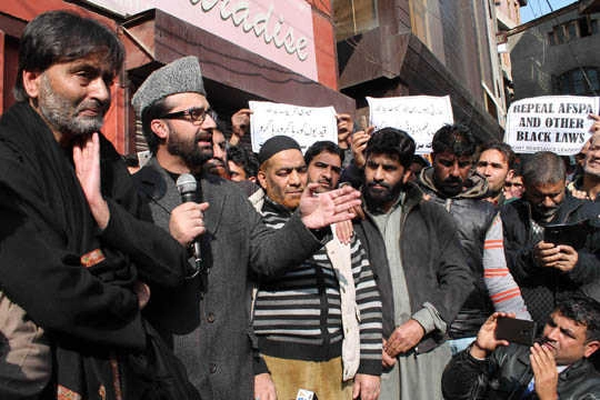 Police foil sit-in protest by separatists; detains Mirwaiz, Malik
