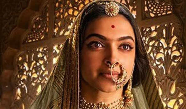 Deepika bags 'Entertainer of the year' award for 'Padmaavat'