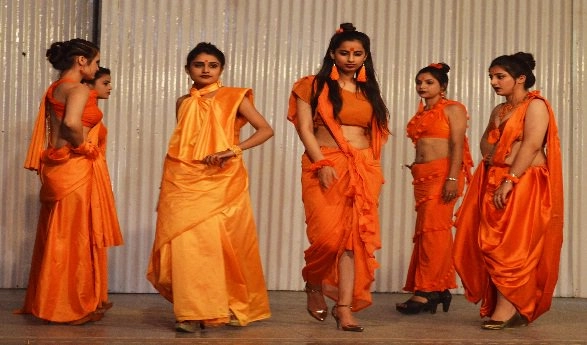 Delhi Women set new fashion statement by walking the ramp in 'Bina Sui-Dhaaga' theme