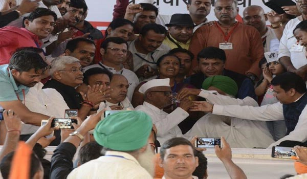 After meeting Maharashtra CM, Anna Hazare ends fast