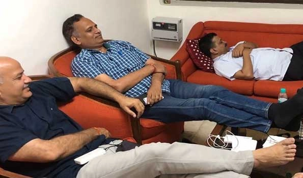 Kejriwal continues protest on 2nd day to demand end of IAS officers' strike