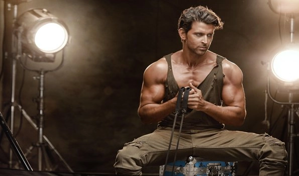 This top notch stylist feels Hrithik Roshan looks extremely hot even in a worn-out t-shirt