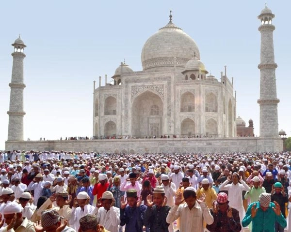 SC refuses 'outsiders' to perform Namaz at Taj Mahal