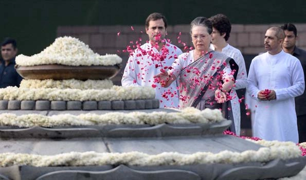 Sonia, Rahul, Manmohan Singh pay tribute to Rajiv Gandhi on his birth anniversary