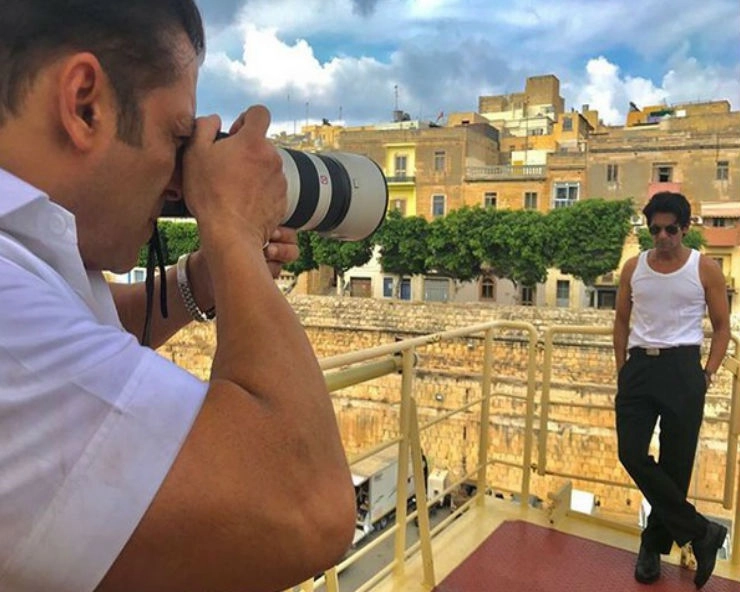 Salman Khan turns photographer for Sunil Grover - See pics inside