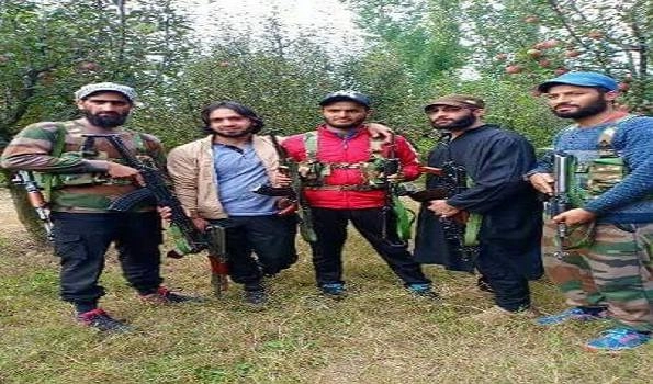 Police officer who decamped with 7 rifles joins Hizbul
