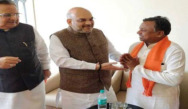 In a setback to Congress, senior tribal leader Uike joins BJP in presence of Shah