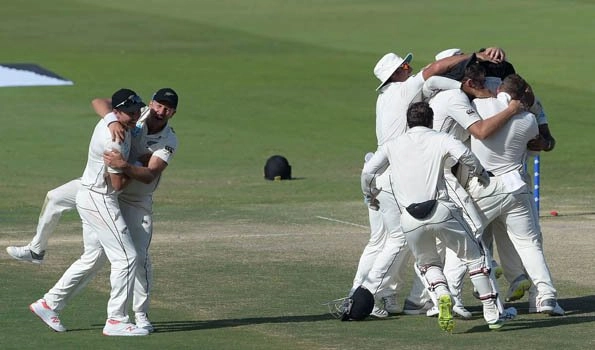 New Zealand beat Pakistan in first Test by 4 runs