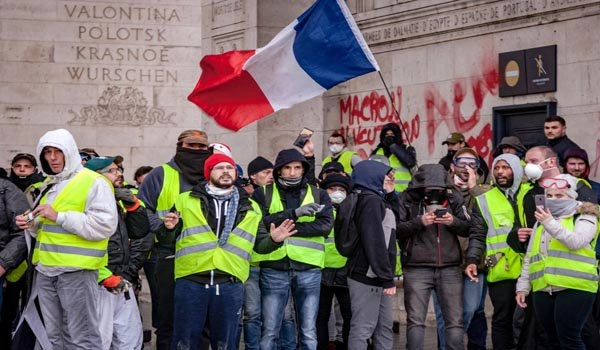 Yellow vest protests: French PM calls for national unity, over thousand protesters arrested