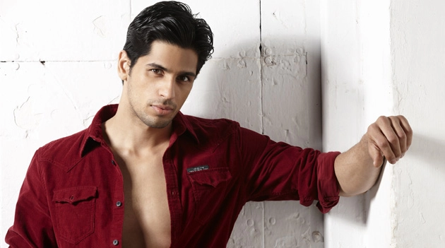 Sidharth Malhotra sustains injury on the sets of marjaavaan in fire scene