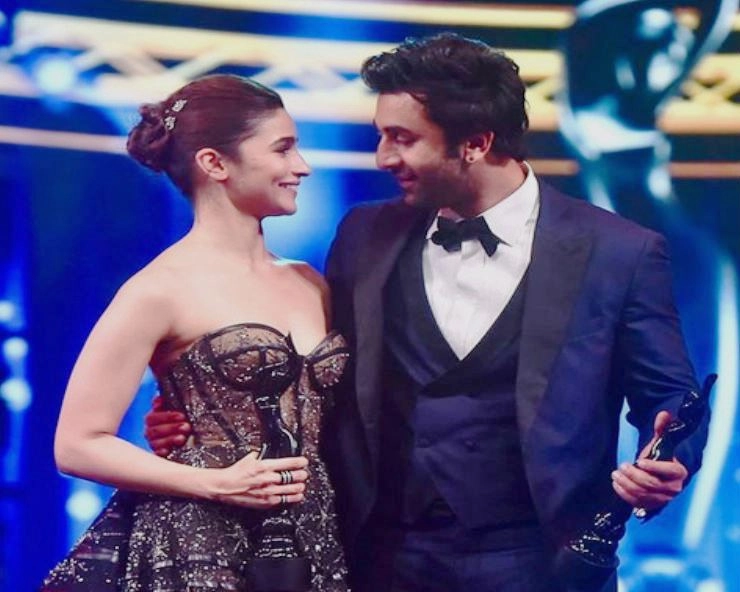 Alia Bhatt says ‘I Love You’ to Ranbir Kapoor at awards show and he can’t stop blushing, Watch video