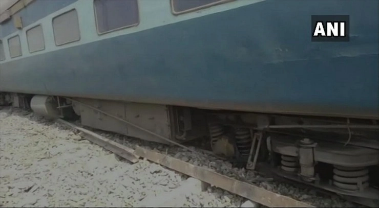 13 compartments of Tapti Sagar Express derail in Bihar