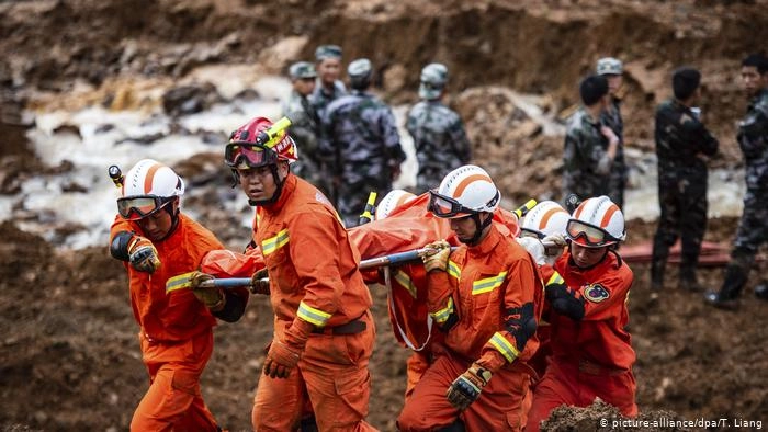 Chinese landslide kills 15, 30 still missing