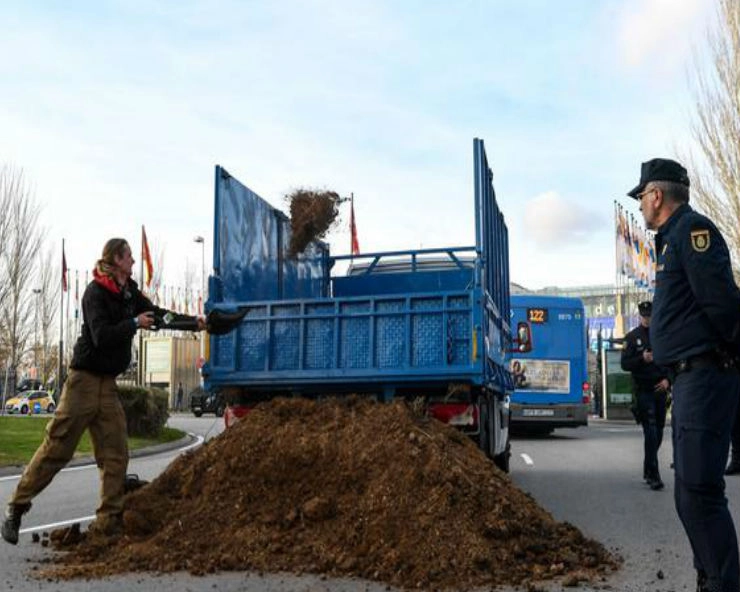 Activists dump horse manure at Madrid climate summit venue