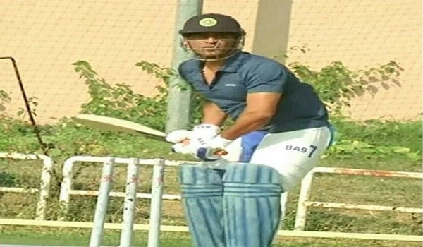 Dhoni hits the net with Jharkhand Ranji team after being denied BCCI's central contract