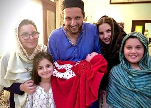 Former Allrounder Shahid Afridi blessed with a baby girl for the 5th time
