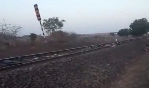 Freight train mows down 16 migrant labourers near Aurangabad
