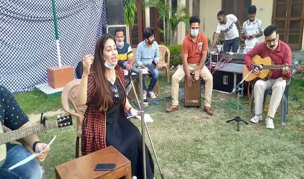 Renowned singer Tanya Gupta rolls out smile at Jammu's orphange home
