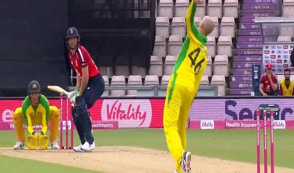 ENG had the last laugh vs AUS in the final moments of T20 (Videos)